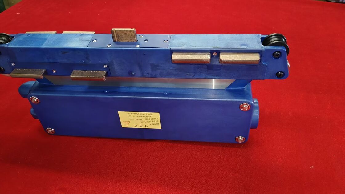 Sliding Contact Lines with Rated Operate Voltage AC 380-690V and Rated Peak Withstand Current 6.75KA in IP33 Customizable to IP54 Moving Contact Line System
